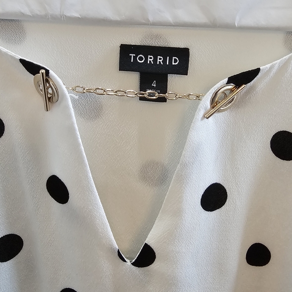 Worn 1x Torrid Crepe Chain Detail Blouse - Picture 10 of 10